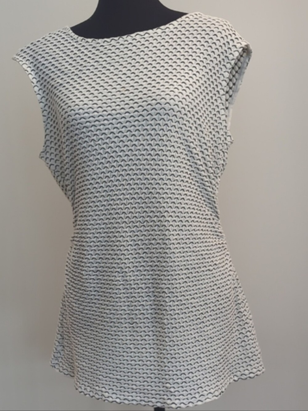 White House Black Market Boat Neck Scallop Geometric Blouse LARGE